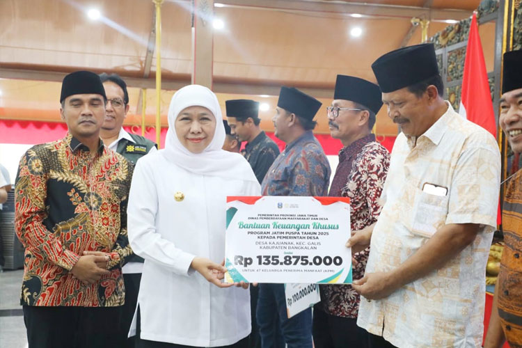 Gubernur Khofifah Serahkan Bantuan Rp7,62 Miliar untuk Masyarakat Bangkalan