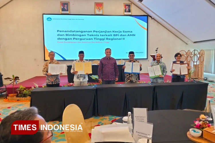 Dr. H. Musifuddin bersama Kepala PPAPT Henri Tambunan dan Perwakilan dari UPI, ITB, UNPAJ, UII. (FOTO: AJP TIMES Indonesia)