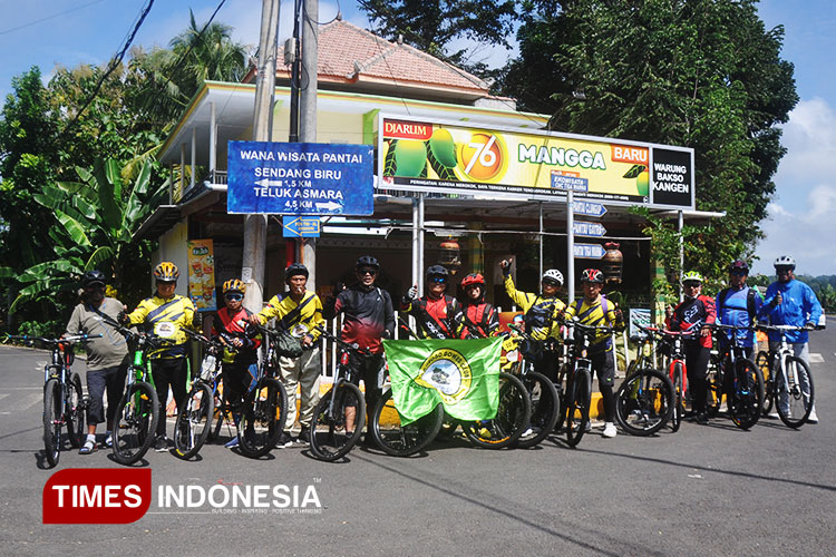 Para anggota komunitas gowes “jogo rogo” berfoto pada spot-spot foto dan juga tempat-tempat yang mereka gunakan untuk beristirahat.. (FOTO: Kontributor TIMES Indonesia / Naila Artanti)