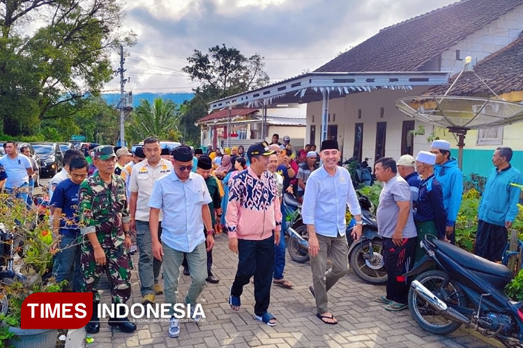 Anggota Komisi VI DPR RI sekaligus politisi PKB Nasim Khan bersama bupati dan jajaran Forkopimda saat bertemu warga desa Kaligedang Ijen (FOTO: Moh Bahri/TIMES Indonesia)