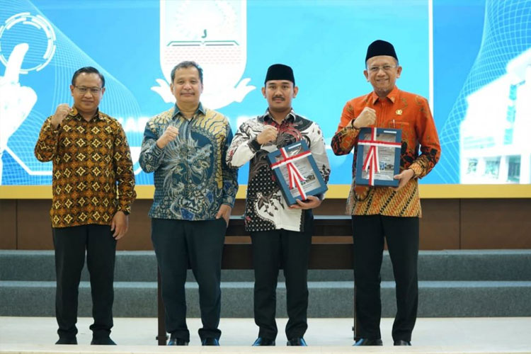 Penyerahan Laporan Hasil Pemeriksaan (LHP) BPK RI atas LKPD Tahun Anggaran 2024, diterima langsung oleh Bupati Bekasi Ade Kuswara Kunang di Kantor BPK RI Perwakilan Provinsi Jawa Barat. (FOTO: Dokpim Pemkab Bekasi)