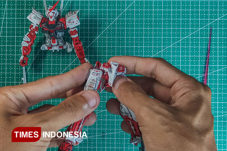 Proses menyatukan part demi part menjadi satu bentuk yang utuh. (FOTO: Kontributor TIMES Indonesia / M Haruniawan)