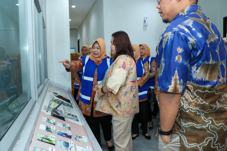 Dharma Wanita Persatuan (DWP) MPR RI saat kunjungan ke pabrik The Harvest Cake di Sentul, Bogor. (Foto: dok MPR RI)