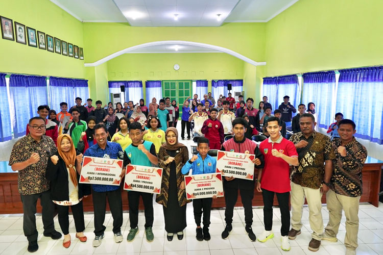 Bupati Kediri Beri Beasiswa Puluhan Atlet, Salah Satunya Berprestasi Internasional