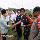 Wapres Gibran Didampingi Pangdam V Brawijaya Tanam Padi di Ngawi