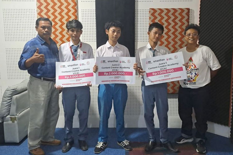 Para pemenang kompetisi content creator Teman Pintar Indonesia bersama mentor. (Foto: Dok.XLSMART)