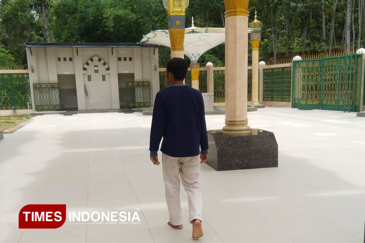 Seorang pria tampak buru-buru berjalan menuju toilet masjid. (Foto: Yusuf Arifai/TIMES Indonesia)