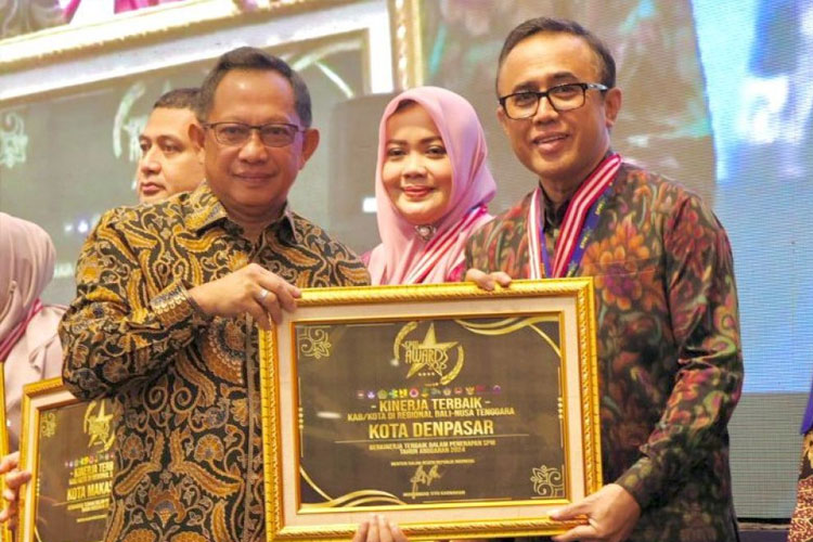 Pemkot Denpasar berhasil meraih penghargaan Penerapan Standar Pelayanan Minimal (SPM) Kinerja Terbaik Regional Bali/Nusra Kategori Kabupaten/Kota dalam Acara SPM Awards Tahun 2025. (FOTO: dok pribadi)
