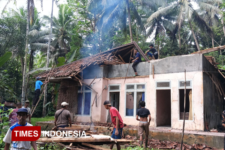 Diterjang Hujan Deras, Rumah Warga di Pangandaran Roboh