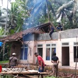 Diterjang Hujan Deras, Rumah Warga di Pangandaran Roboh