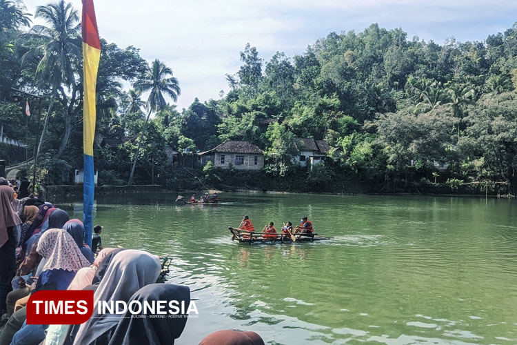 Adu Rakit dan Canda Anak-anak Warnai Minggu Ceria di Telaga Biru Klepu Pacitan