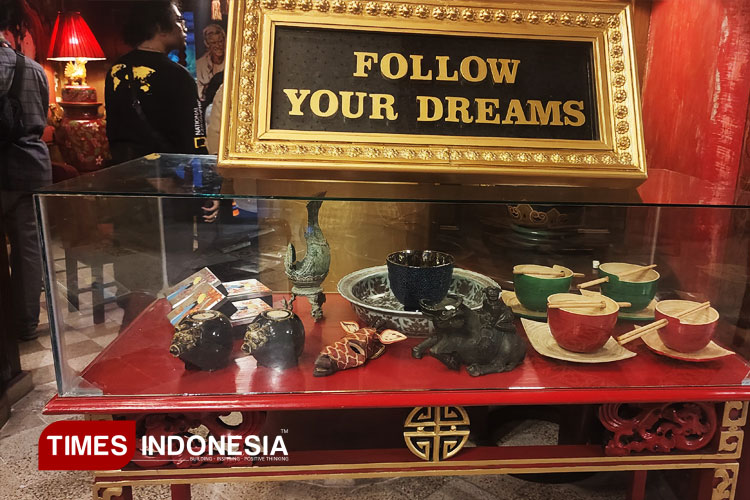 Beragam-pernak-pernik-tradisional-dan-peralatan-makan-khas-Asia-Tenggara.jpg