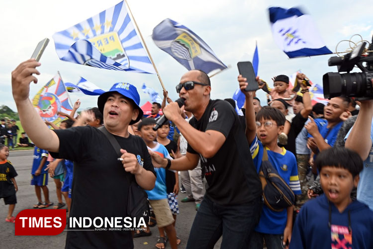 Perisai Langit Sambut Hangat Ribuan Bobotoh Persib Tumpah di Lanud Wiriadinata
