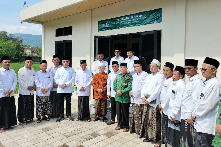 Bupati-Bantul-Abdul-Halim-Muslih-b-1.jpg