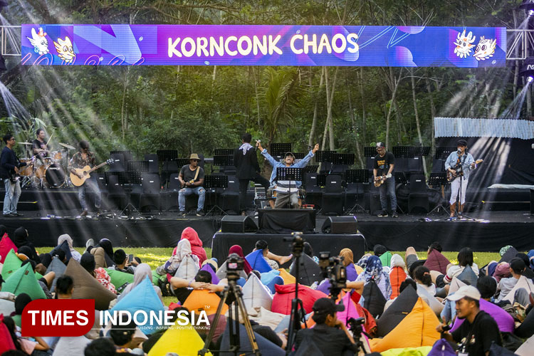 Grup Kornchong Chaos yang tampil pada sesi pertama di Festival Keroncong Plesiran, Sabtu, 24/5/2025, di Desa Wisata Tinalah, Kulon Progo. (Foto: Eko Susanto/TIMES Indonesis)