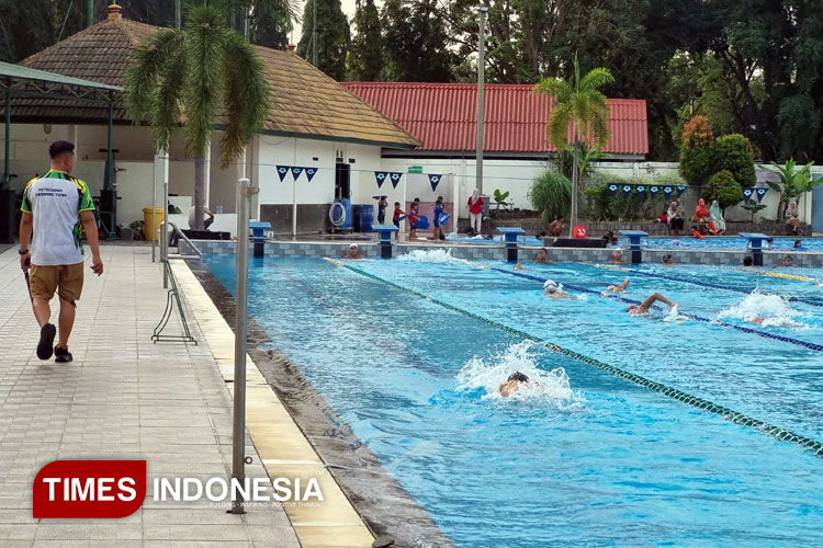 Bidik Tiga Emas, Atlet Renang Gresik Matangkan Persiapan Porprov Jatim 2025