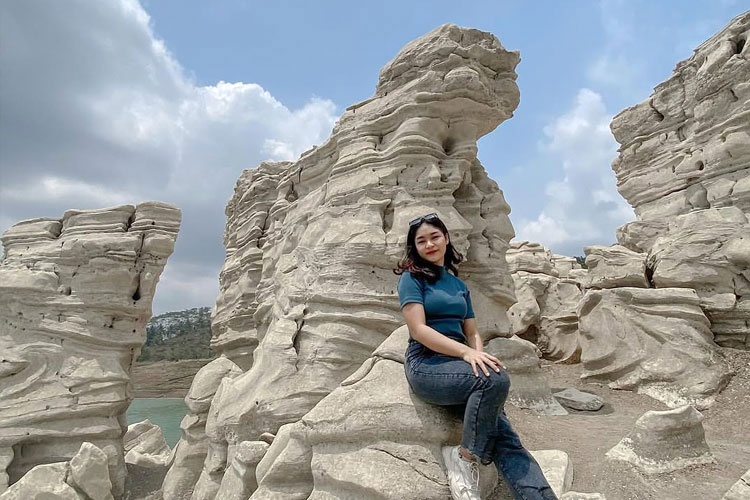 The visitor enjoying her moment at Lubang Sewu. (Photo: Instagram wisatawonosobo)