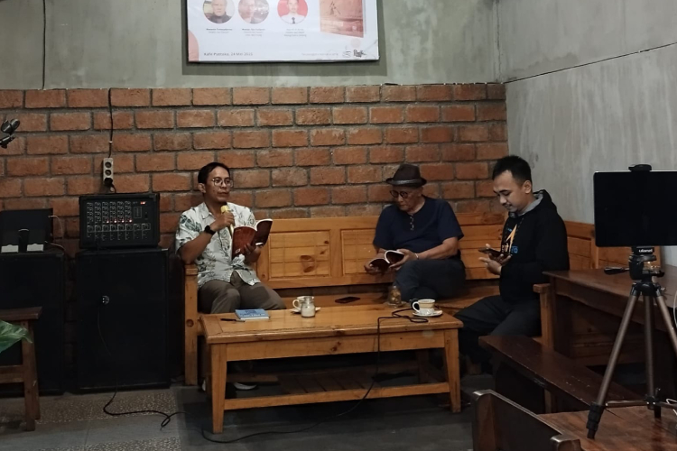 Ngobrol Buku 'Lorong Waktu' di Malang, Memahami Seni Puisi di Mata Riwanto Tirtosudarmo