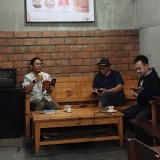Ngobrol Buku 'Lorong Waktu' di Malang, Memahami Seni Puisi di Mata Riwanto Tirtosudarmo