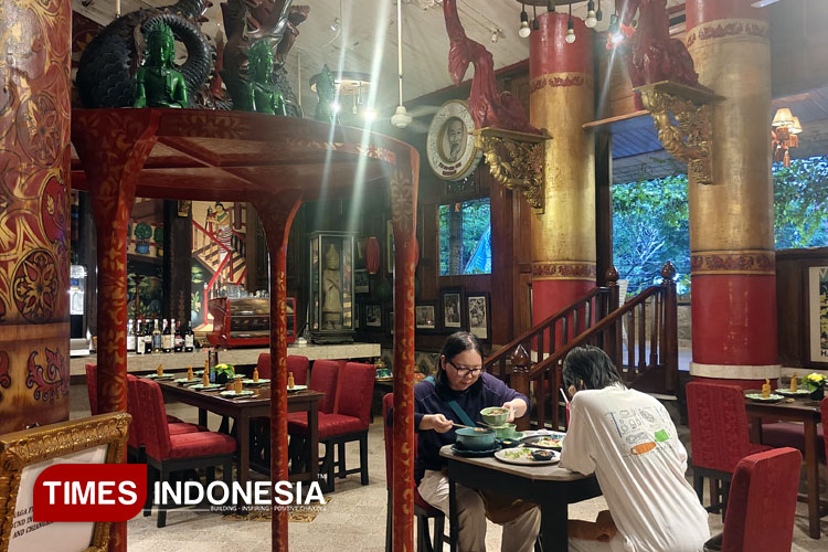 Pengunjung tengah menikmati hidangan khas Vietnam di tengah dekorasi megah yang menghadirkan nuansa sejarah dan seni tradisional (Faradina Juninda Nadita/TIMES Indonesia)