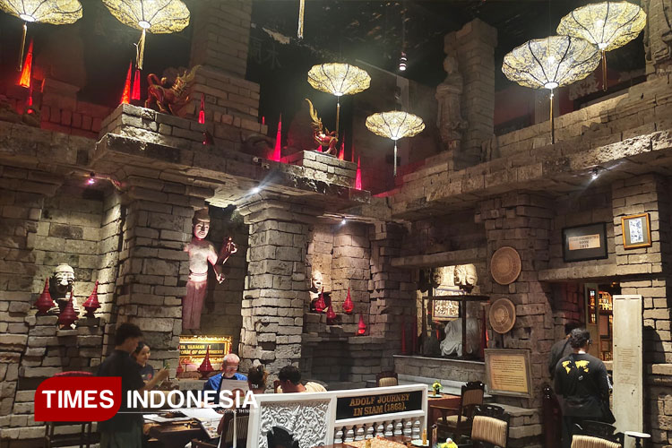 Suasana-unik-ruang-makan-bergaya-kuil-kuno-dengan-dinding-batu.jpg