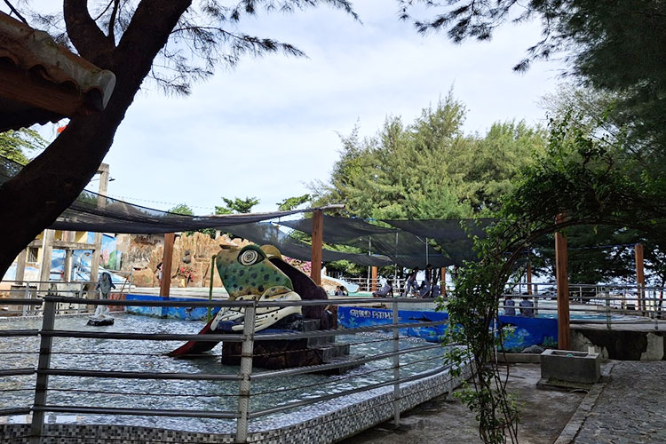 kolam-patung-ikan.jpg