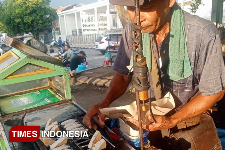 Menikmati Minggu Pagi di Alun-Alun Pemalang, Bersama Sebaris Kue Bandros
