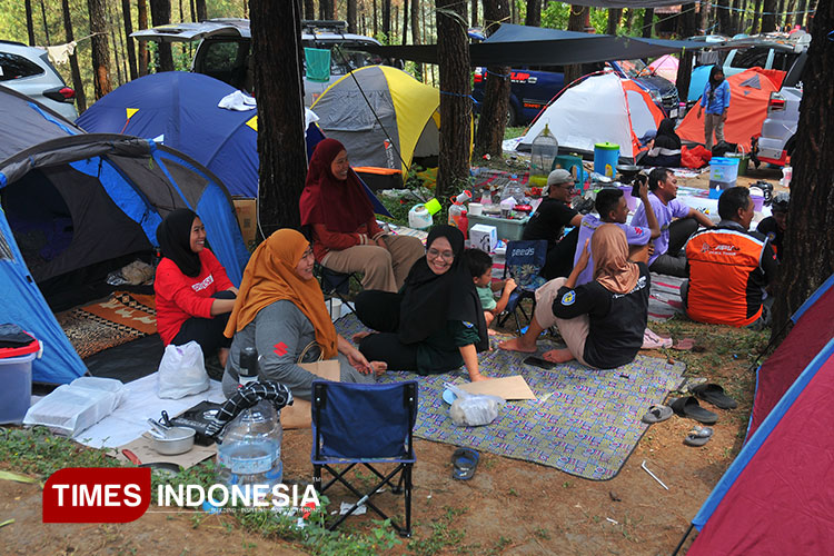 Kebersamaan keluarga besar APV Family Fun Trip di tengah sejuknya alam. (FOTO: Kontributor TIMES Indonesia / Salasabilla Anggumnita)