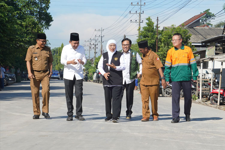 Gubernur Khofifah saat meninjau perbaikan jalan di Kecamatan Puger, Kabupaten Banyuwangi, Minggu (25/5/2025).(Dok.Humas Pemprov Jatim)