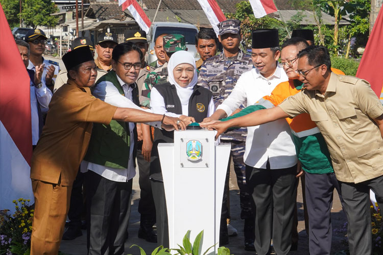 peresmian-sepanjang-05-kilometer-jalan-beton.jpg