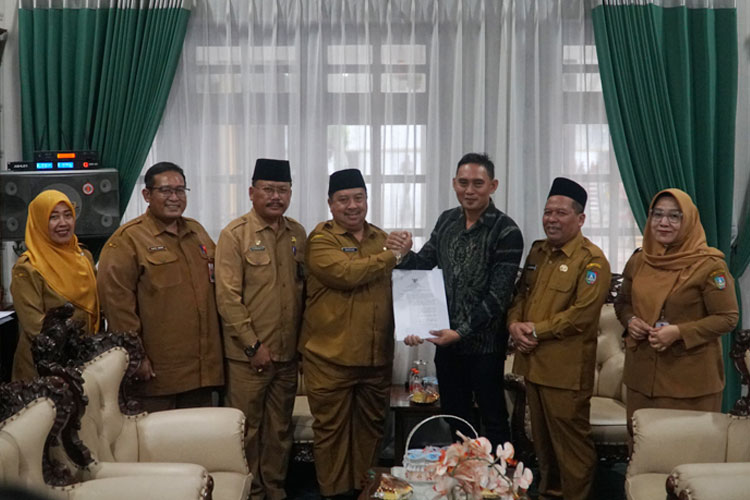 Agus Mujiono saat menerima SK dari Bupati di Pendopo Jombang. (FOTO: Dok. Pemkab Jombang)