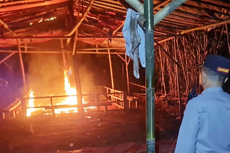 Arena judi sabung ayam di Desa Ngenep Karangploso Kabupaten Malang, saat dimusnahkan petugas karena meresahkan warga, kemarin. (FOTO: Humas Polres)