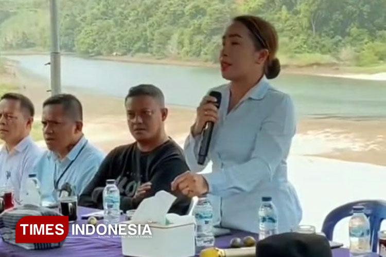 Bupati SBD Ratu Ngadu Bonnu Wulla saat menyampaikan pesannya soal Ratenggaro. (FOTO:Habibudin/TIMES Indonesia)