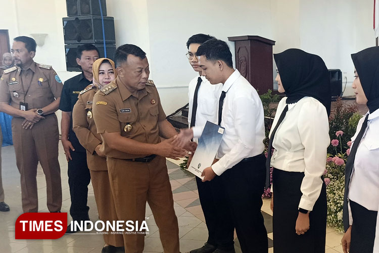 Bupati Ponorogo Sugiri Sancoko didampingi Wakil Bupati Lisdyarita menyerahkan 308 SK Pengangkatan CPNS. (Foto:Marhaban/TIMES Indonesia)
