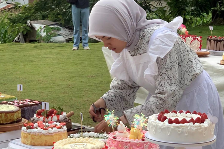 Beberapa cake yang siap dinikmati oleh peserta cake picnic, di Bukit Delight, Minggu (25/05/2025). (Foto: cerita bersama)