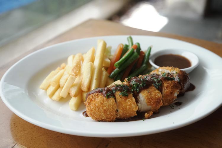 Chicken Cordon Bleu (FOTO: Swiss-Belexpress Kuta)