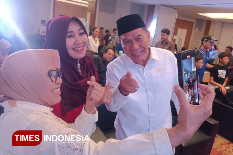 Anggota DPR RI Bambang Haryo bersama Anggota DPD RI Lia Istifhama saat menghadiri seminar yang digelar Kementerian Ekraf di Surabaya, Minggu (25/5/2025). (Foto : Lely Yuana/TIMES Indonesia)