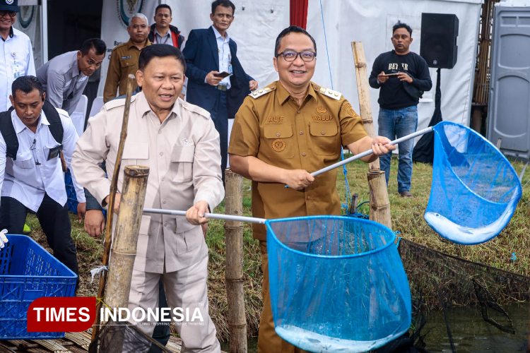 Dukung Ekonomi Pesisir, Wamen KKP Didit Tinjau Koperasi Desa Merah Putih di Gresik