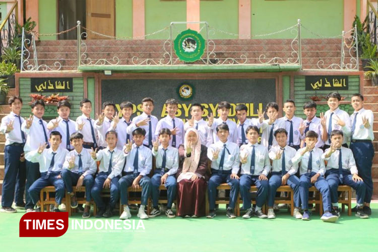 Azizatur Rofi’ah, alumni program studi Pendidikan Bahasa dan Sastra Indonesia FKIP Unisma Malang saat ini sukses menjadi tenaga pendidik di SMP IT Asy-Syadzili. (FOTO: AJP TIMES Indonesia)