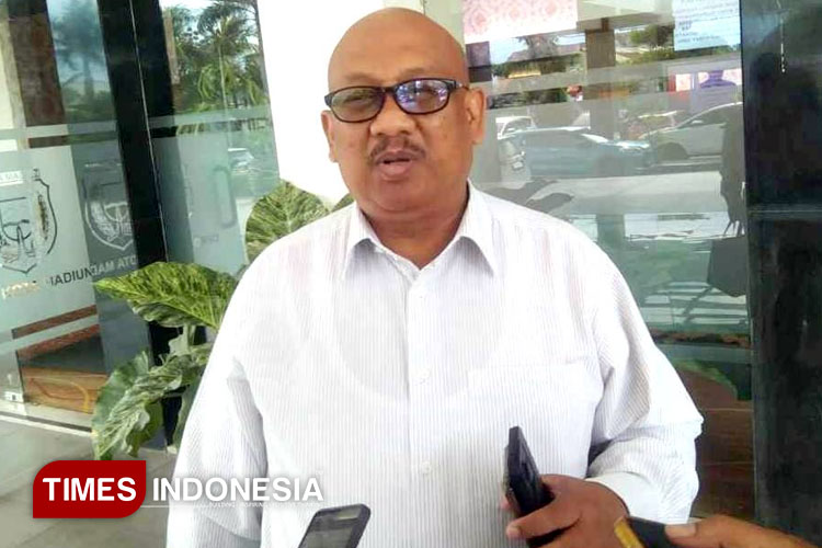 Gaguk Hariyono Inspektur Inspektorat Kota Madiun saat memberi keterangan kepada wartawan. (Foto:Yupi Apridayani/TIMESIndonesia)