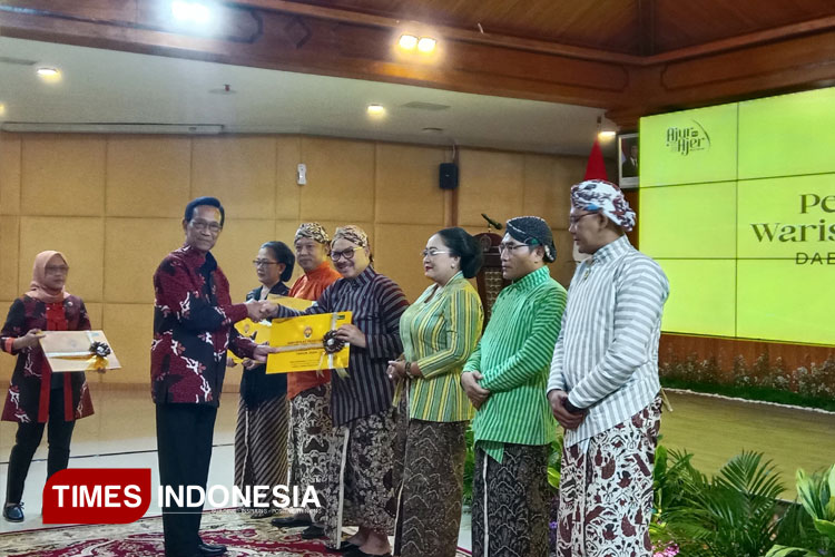 Gubernur DIY Sri Sultan HB X ketika menyerahkan sertifikat Warisan Budaya Takbenda (WBTb). (Foto: Zidniy H/TIMES Indonesia)