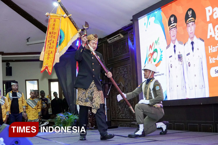 Bupati Lamongan Yuhronur Efendi secara khidmat menyemayamkan pataka lambang daerah saat prosesi Pasamuan Agung peringatan Hari Jadi Lamongan (HJL) ke-456 di Pendopo Lokatantra, Senin (26/5/2025). (Foto: Pemkab Lamongan/TIMES Indonesia)
