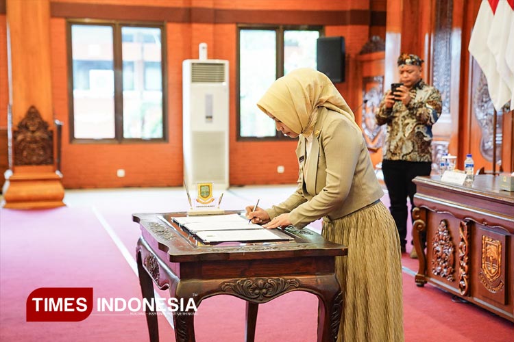 Wali Kota Mojokerto, Ika Puspitasari pada saat menandatangani komitmen bersama menuju pemerintahan digital, Senin (26/5/2025). (FOTO: Dok. TIMES Indonesia)