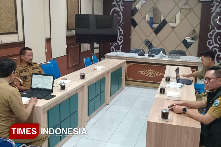Suasana pemanggilan Kades Temenggungan, Kecamatan Krejengan, Kabupaten Probolinggo oleh inspektorat kabupaten setempat (Foto: Fafa Harowy/TIMES Indonesia)