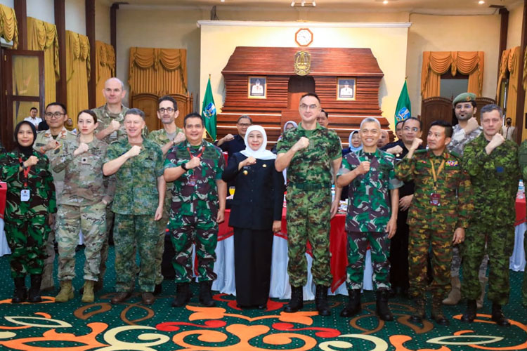 Foto : Gubernur Khofifah saat menerima kunjungan para atase pertahanan dari 17 negara sahabat di Gedung Negara Grahadi, Senin (26/5/2025).(Dok.Humas Pemprov Jatim)