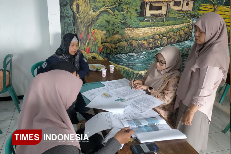 Suasana proses pengambilan kelengkapan berkas persyaratan pendirian Kopdes/Kel Merah Putih di Kecamatan Singosari.(FOTO A: Widodo Irianto/TIMES Indonesia)