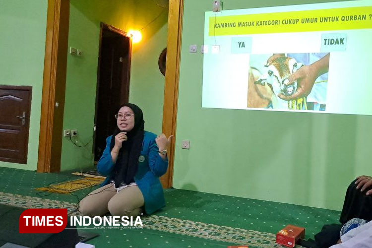 Mahasiswa Magister Peternakan melaksanakan kegiatan pengabdian masyarakat tentang sosialisasi hewan qurban kepada masyarakat Desa Sekarpuro. (FOTO: AJP TIMES Indonesia)