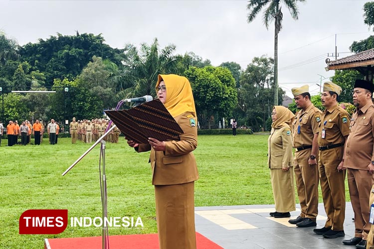 Nanik Endang Rusminiarti, Bupati perempuan pertama di Kabupaten Magetan saat mengikuti apel bersama di alun-alun Magetan. (FOTO: Aditya Candra/TIMES Indonesia)