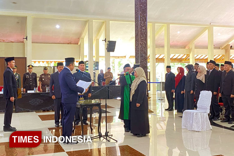 Proses pelantikan dan pengambilan sumpah jabatan Pj Sekda Kabupaten Bondowoso (FOTO: Moh Bahri/TIMES Indonesia)