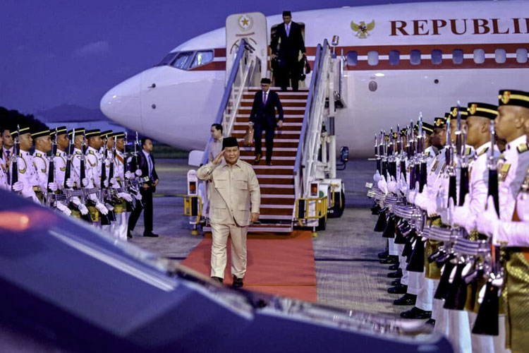 Presiden RI Prabowo Subianto tiba di Malaysia, Minggu (25/5/2025). (Foto: BPMI Setpres)